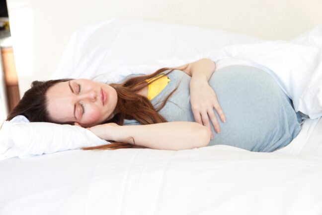 妊娠中に眠りが浅くなる原因と対策方法について助産師が解説