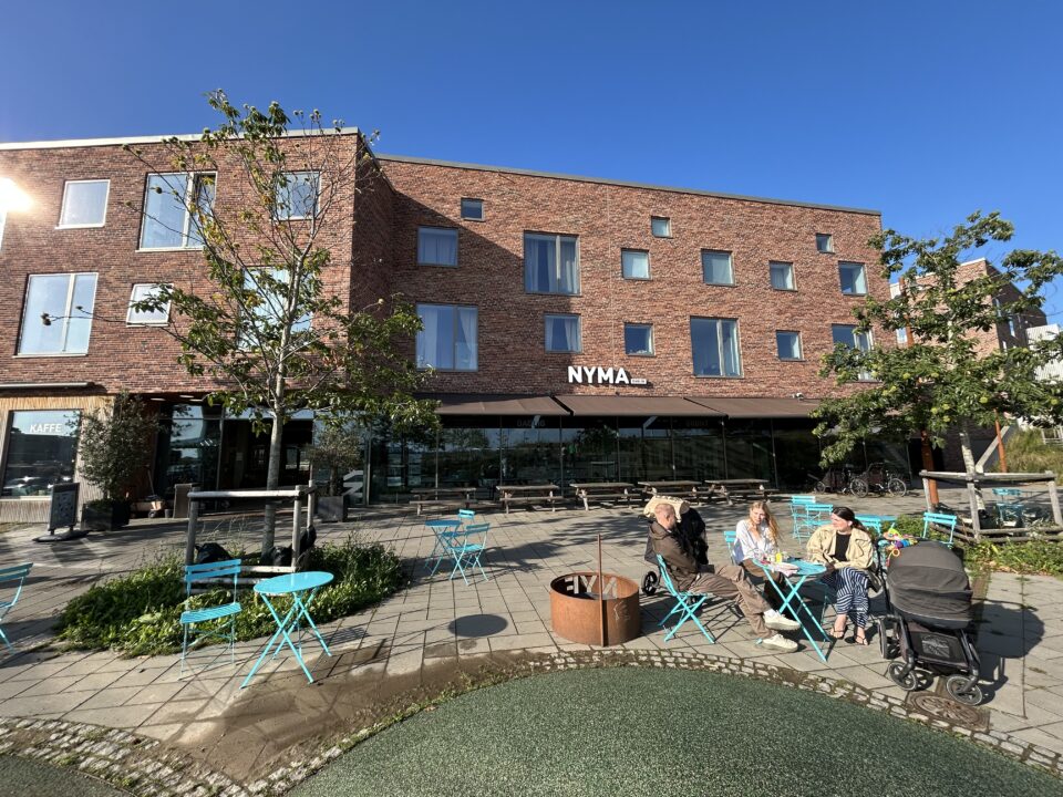 入口にあるカフェで談笑するお母さんたち