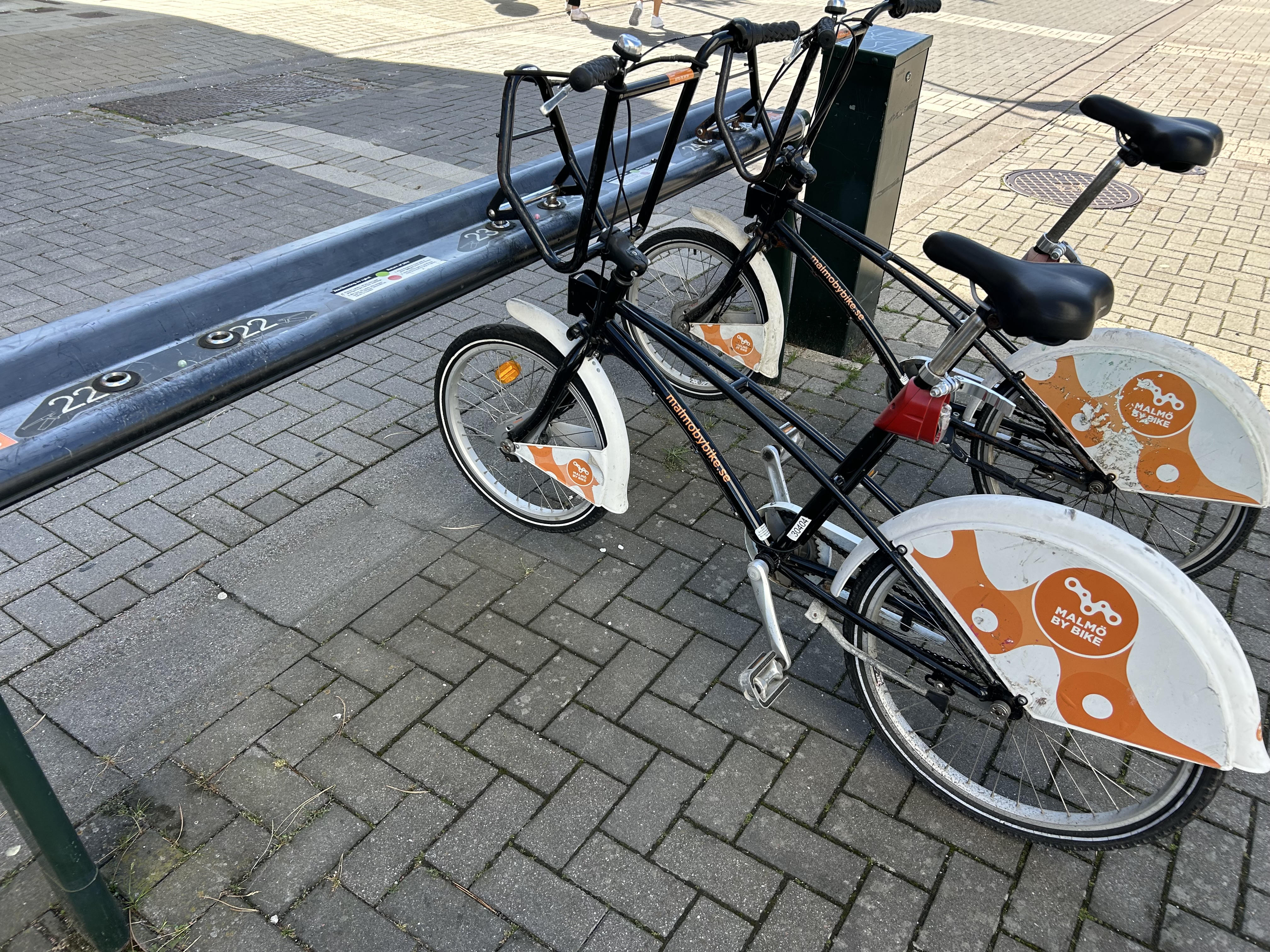 街中にたくさん設置されているレンタサイクル