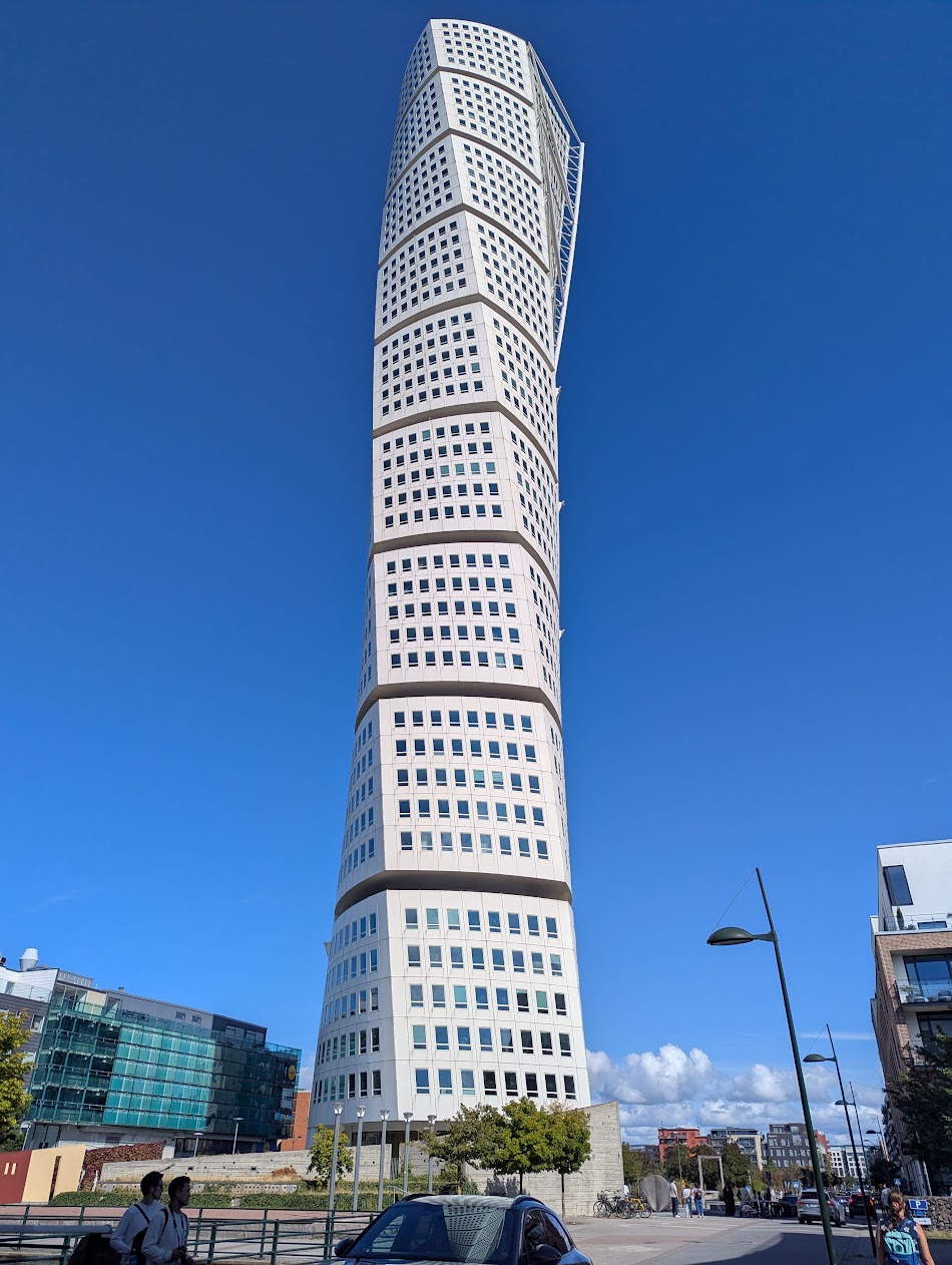 街のシンボルのターニングトルソ